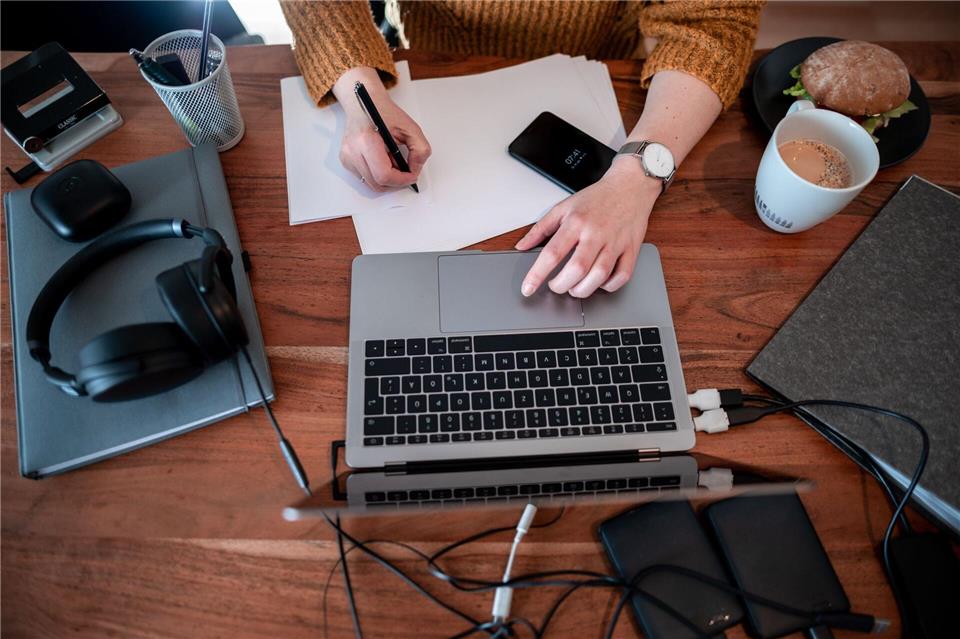 Jeder Vierte im Homeoffice: Arbeiten zu Hause bleibt beliebt Besonders verbreitet ist das Homeoffice in Dienstleistungsjobs. (Symbolbild)Fabian Strauch/dpa/dpa-tmn