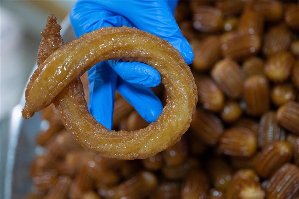 Besonders während des Ramadan - dem islamischen Fastenmonat - steigt die Nachfrage nach Baklava stark an.Boris Roessler/dpa