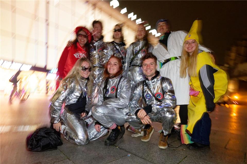 Erste Karnevalsfans in Köln unterwegs Besonders weit gereist: Für diese Jecken aus Freiburg begann die Reise in den Karneval bereits vor Stunden.Henning Kaiser/dpa