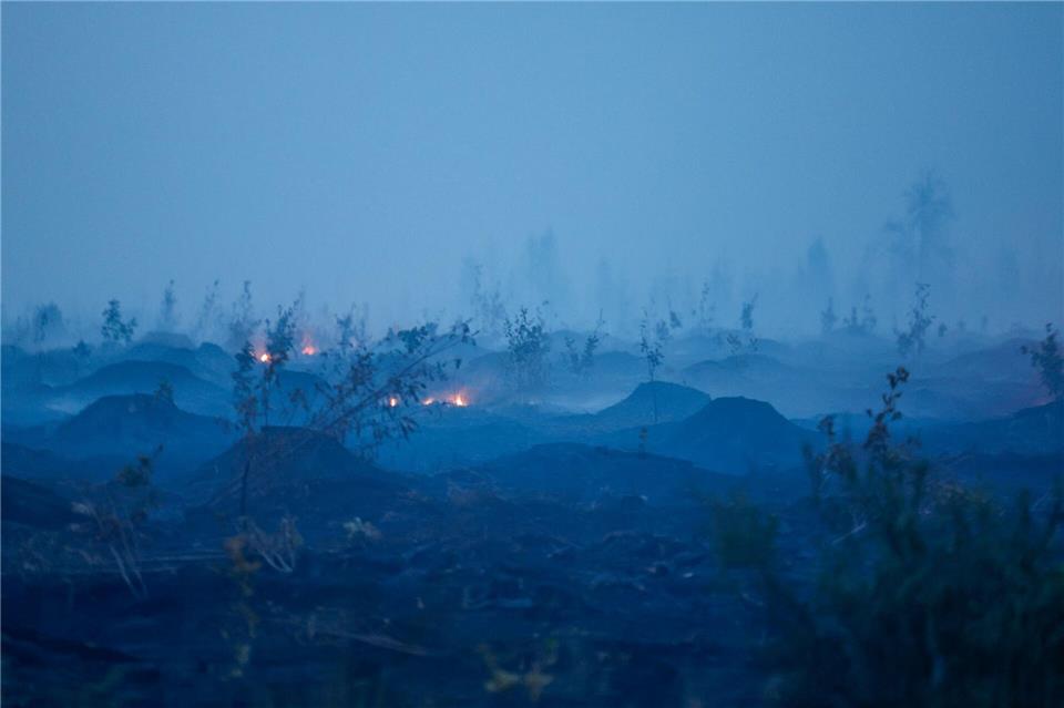 Besonders zu schaffen machte den Einsatzkräften in der Nacht der vergleichsweise starke und sich ständig drehende Wind.Thomas Banneyer/dpa