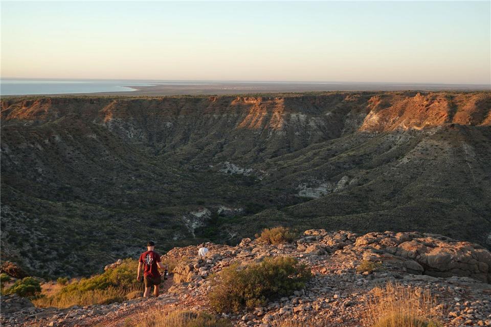 Besonders zum Sonnenaufgang verspricht eine Wanderung auf die Flanken des Charles Knife Canyon spektakuläre Aussichten.Stefan Weißenborn/dpa-tmn