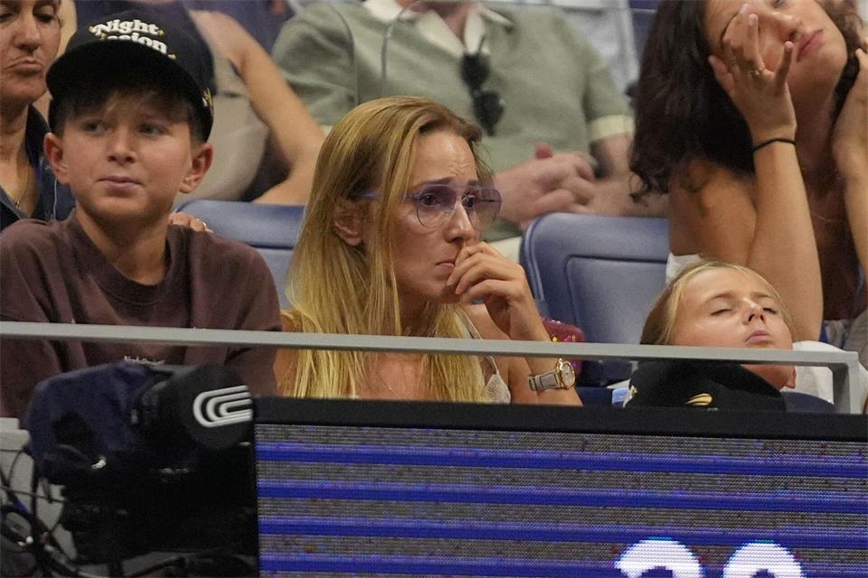 Besorgt verfolgen Djokovic‘ Ehefrau Jelena und die gemeinsamen Kinder das Spiel. Frank Franklin II/AP/dpa