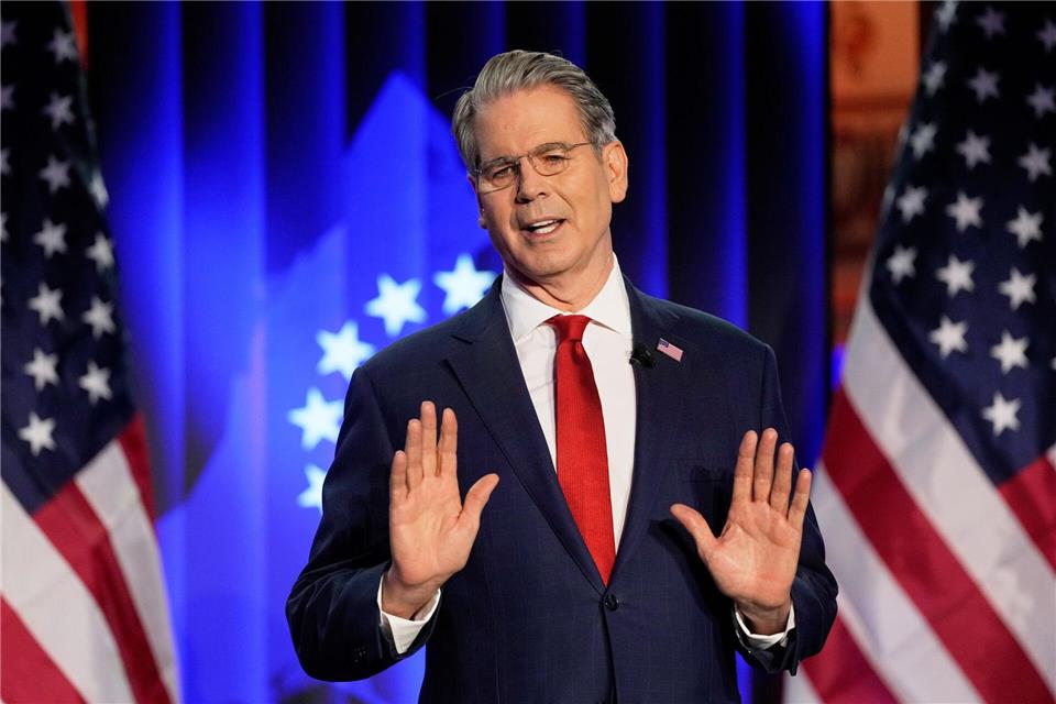 Bessent sprach im USA-House in Davos mit der Presse. Markus Schreiber/AP/dpa