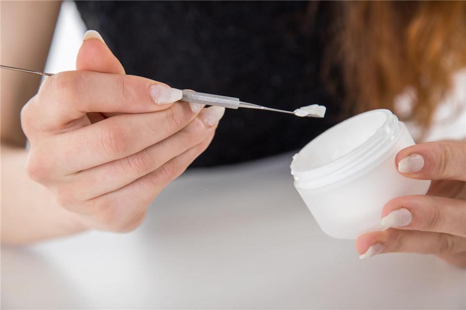 Besser Spatel statt Finger! So bleibt die Creme länger frisch und Keime haben keine Chance.picture alliance / dpa Themendienst