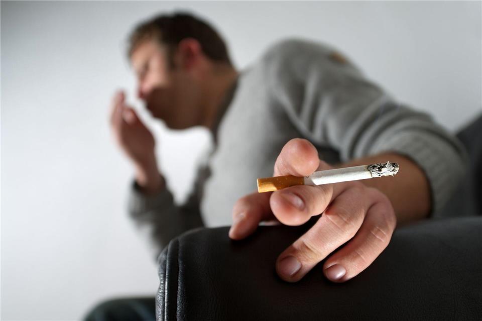 Besser medizinisch abklären lassen: Raucherhusten und Atemnot sind Anzeichen für die Lungenerkrankung COPD.Franziska Gabbert/dpa-tmn