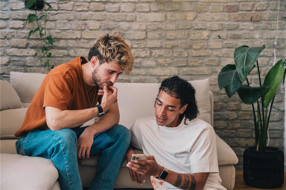 Besser noch mal mit Freunden besprechen: Klingen Anlagetipps im Netz zu lukrativ, um wahr zu sein, ist Vorsicht angesagt.picture alliance/dpa/dpa-tmn