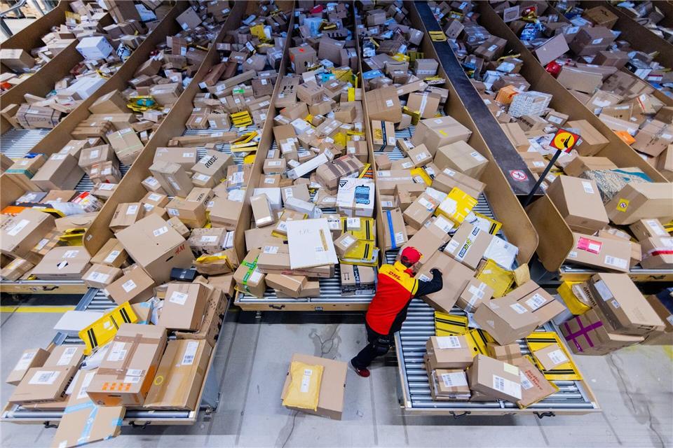 Besser ohne Schnüre oder Schleifchen: An Weihnachten werden wieder massenweise Pakete versendet - und die sollen rechtzeitig ankommen.picture alliance/dpa