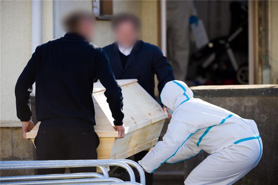 Bestatter verließen mit einem Sarg das Haus.Moritz Frankenberg/dpa