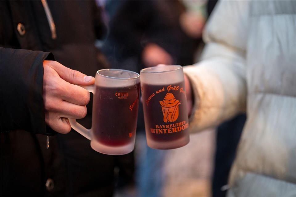 Beste Bedingungen für Glühwein sind laut Veranstalter 7 Grad und trockenes Wetter. (Archivbild)Daniel Vogl/dpa