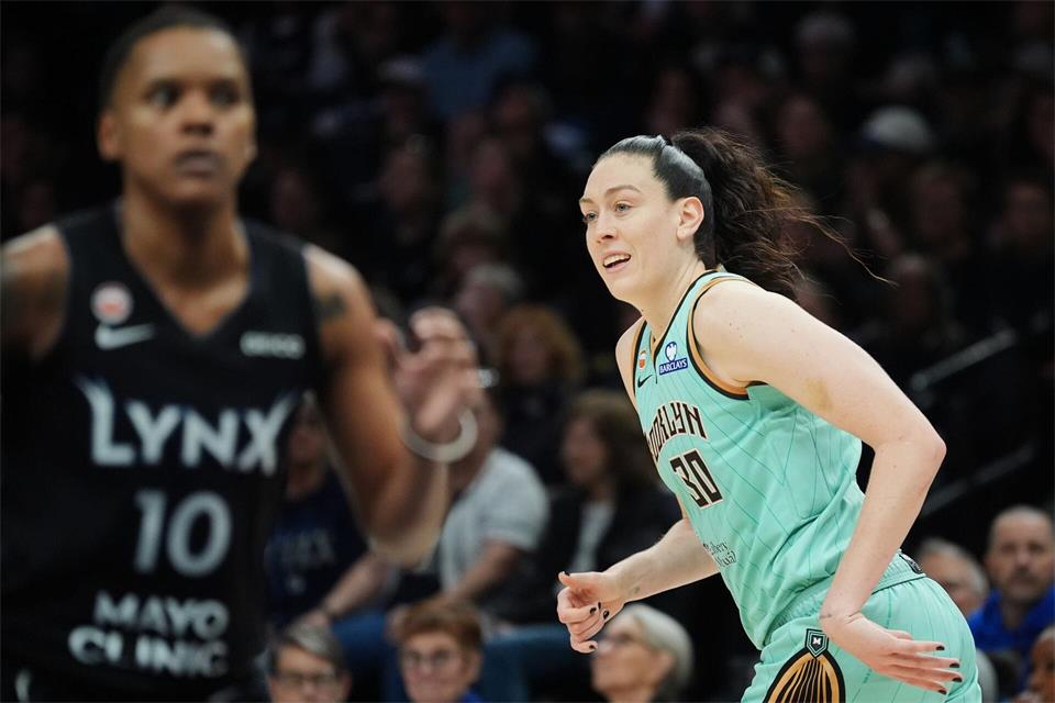 Beste Spielerin war Breanna Stewart (rechts).Ellen Schmidt/AP/dpa
