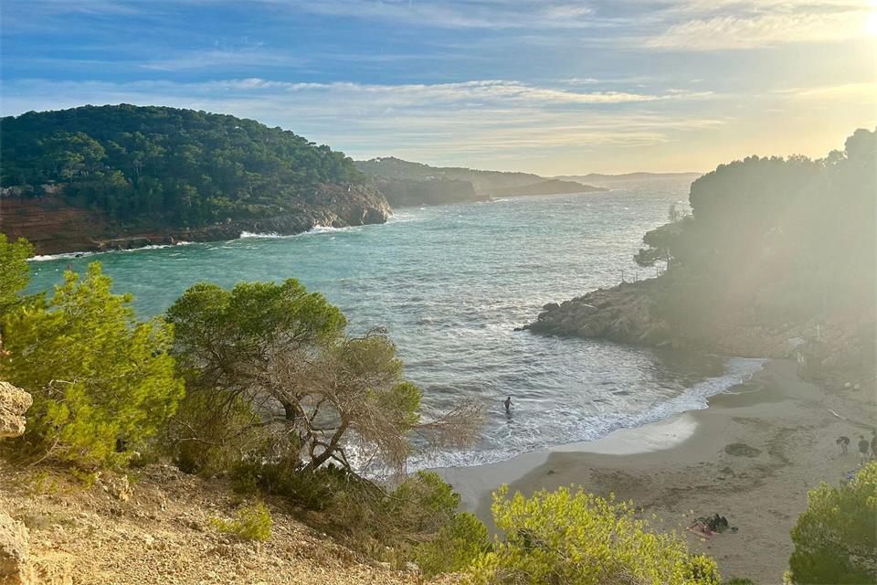 Bestes Beach-Wetter: Im Herbst ist an Ibizas Stränden ambiente relajado angesagt - entspannte Atmosphäre.Friederike Ostermeyer/dpa-tmn