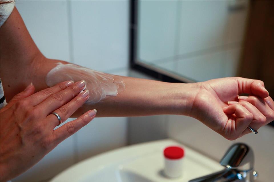 Bestimmte Medikamente können zu einer sonnenbrandähnlichen Reaktion der Haut führen. In akuten Fällen kann dann unter Umsätnden eine antiallergische Salbe helfen.picture alliance / dpa Themendienst
