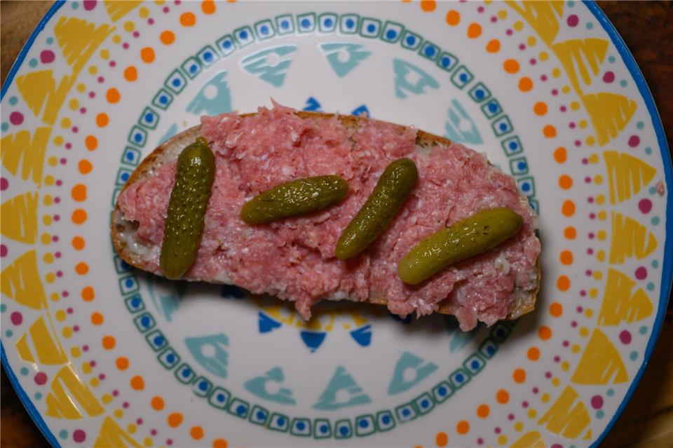 Bestimmte Zwiebelmettwurst-Produkte, die bei Aldi Süd verkauft wurden, können Durchfall-Bakterien enthalten. Der Hersteller Willms Fleisch hat sie am Donnerstag zurückgerufen und vor dem Verzehr gewarnt. (Symbolbild)Robert Michael/dpa