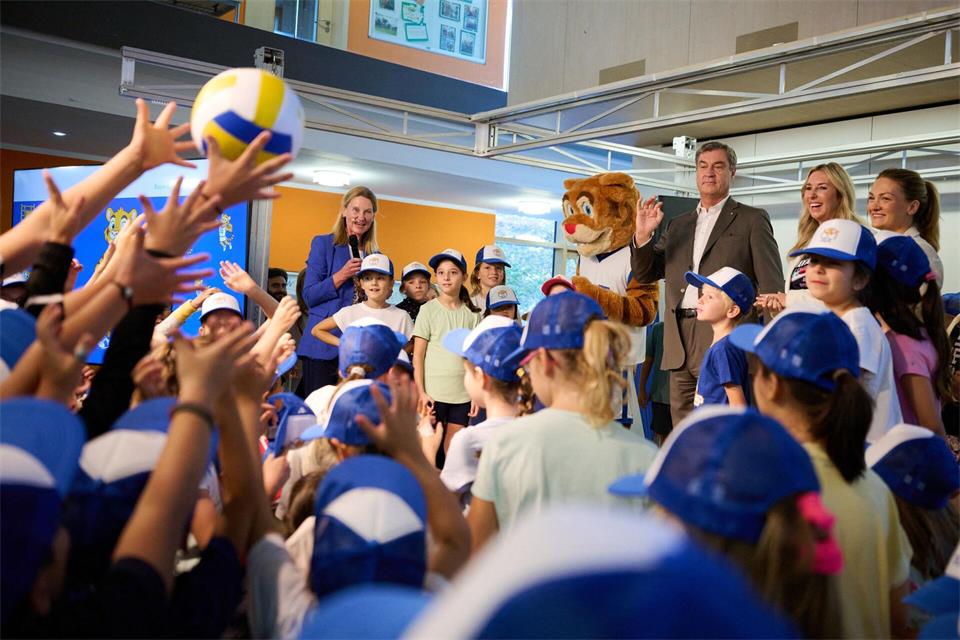 Besuch anlässlich des bayerischen Präventionstags am 12. Oktober: Die Gäste machen sich ein Bild, wie ein gesunder Lebensstil im Schulalltag integriert werden kann.Peter Kneffel/dpa