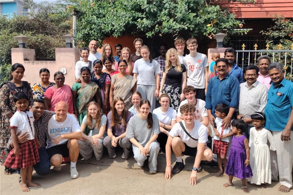 Besuch in Indien: Dort informierten sich die Burloer über das Schulleben und allgemein die Lebensverhältnisse.