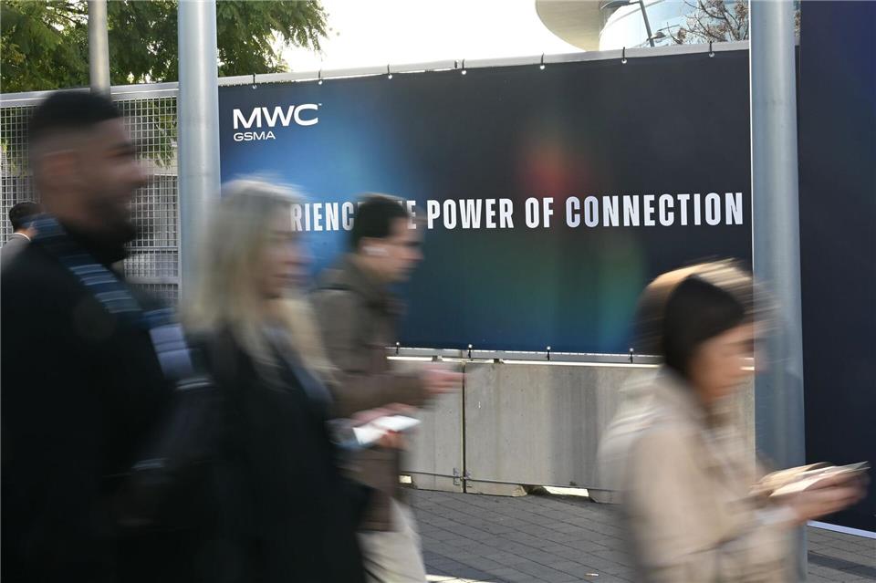 Besucher auf dem Weg zum MWC 2025 - auch dieses Jahr werden Menschenmassen in die Hallen strömen.Wolf von Dewitz/dpa