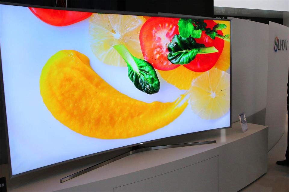 Besucher betrachten auf der IFA 2015 hochauflösende gebogene Flachbildschirme von Samsung.Wolfgang Kumm/dpa