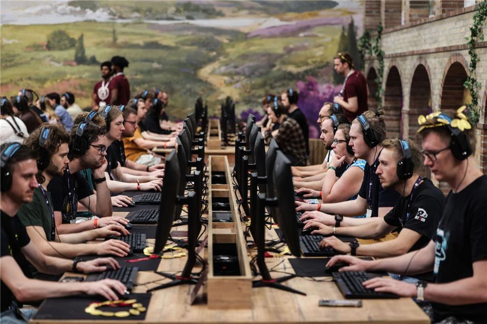 Besucher der Gamescom testen das Computerspiel „Anno 117“ des deutschen Entwicklerstudios Ubisoft Blue Byte. Oliver Berg/dpa