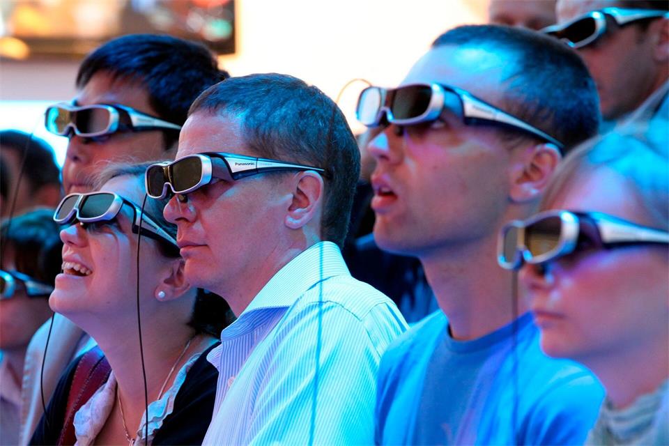 Besucher der IFA 2010 tragen 3D-Brillen.picture alliance / dpa