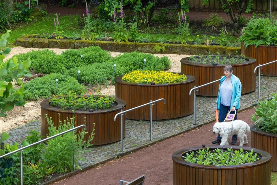 Besucher des Botanischen Blindengartens werden mittels eines speziellen Leitsystems durch den Park gelotst. Jürgen Lösel/dpa