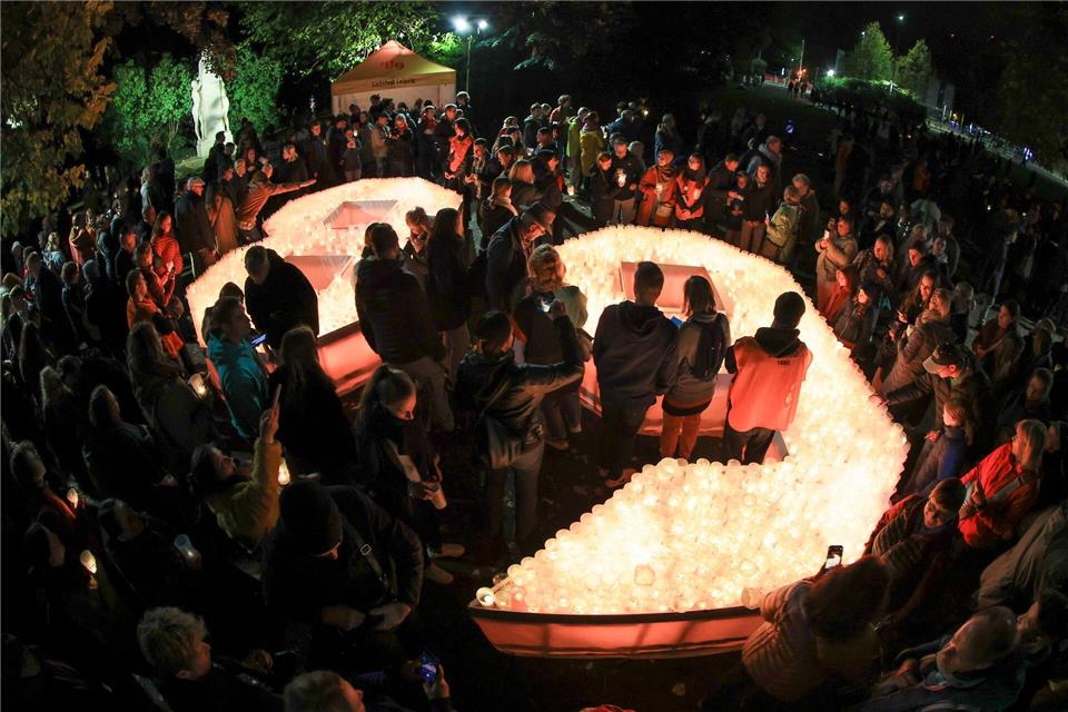 Bilder des Tages Besucher des Lichtfestes stellten Kerzen in der Leipziger Innenstadt auf. Jedes Jahr am 9. Oktober gedenken die Leipziger der Montagsdemonstrationen im Herbst 89, die den Sturz des SED-Regimes zur Folge hatten.Jan Woitas/dpa