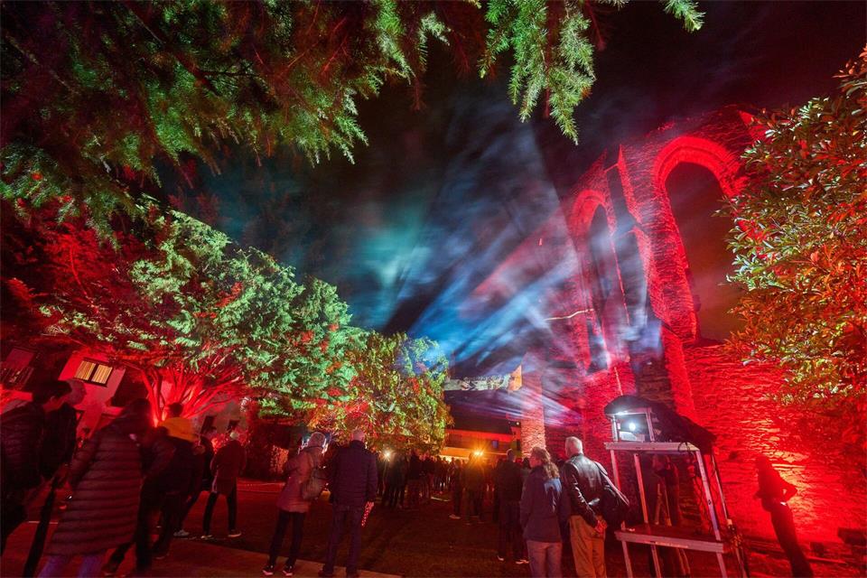Besucher des Lichtkunstfestival Rheinleuchten wandeln durch den illuminierten Klostergarten in Oberwesel. Thomas Frey/dpa