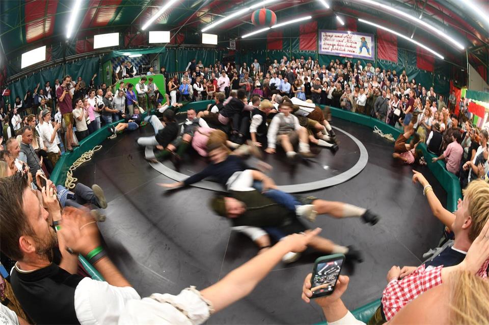 Besucher des Teufelsrads drehen sich auf dem Oktoberfest und werden dabei hinausgeschleudert.Felix Hörhager/dpa