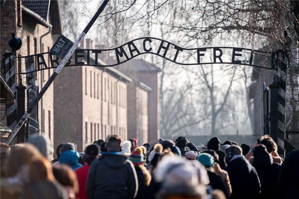Besucher gehen durch den Eingang des früheren Konzentrationslager Auschwitz I. (Archivbild)Kay Nietfeld/dpa