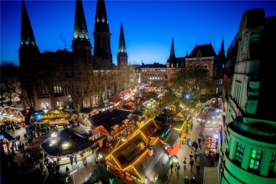 Besucher gehen über den Lamberti-Markt in der Innenstadt von Oldenburg.Hauke-Christian Dittrich/dpa