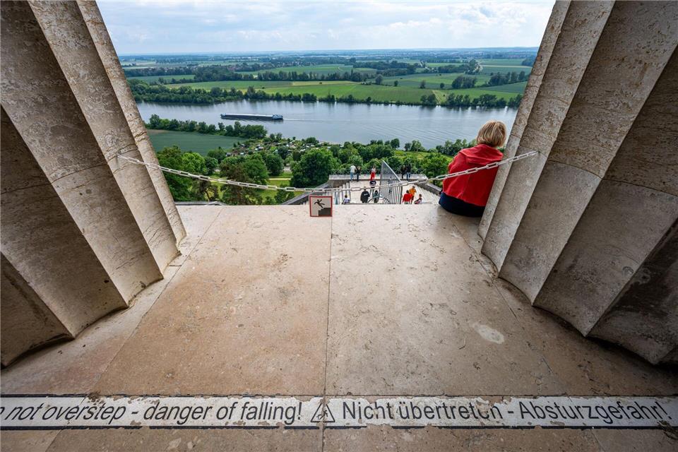 Besucher genießen die Aussicht auf die Donau.Armin Weigel/dpa