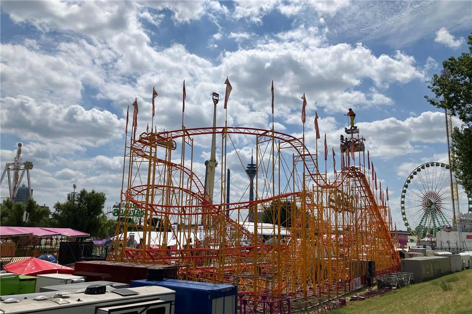 Besucher können auch die zahlreichen Fahrgeschäfte genießen.Volker Danisch/dpa