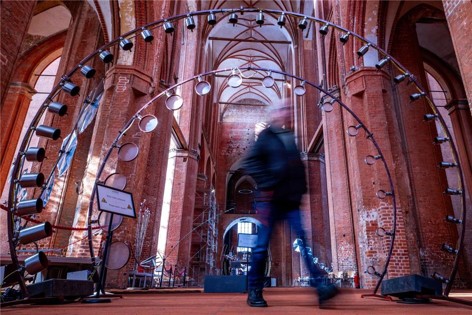 Besucher können in der Ausstellung zum Beispiel durch einen akustischen Bogen laufen.Jens Büttner/dpa