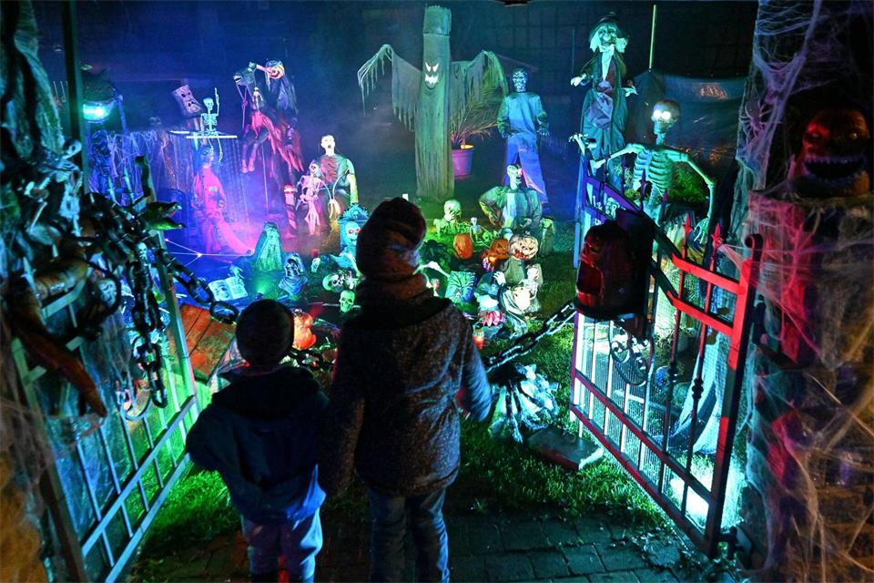 Besucher können sich das Gruselkabinett von Familie Bäcker kostenlos ansehen.Martin Schutt/dpa