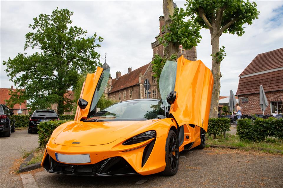 Besucher konnten am Raesfelder Schloss McLaren-Sportwagen bewundern.