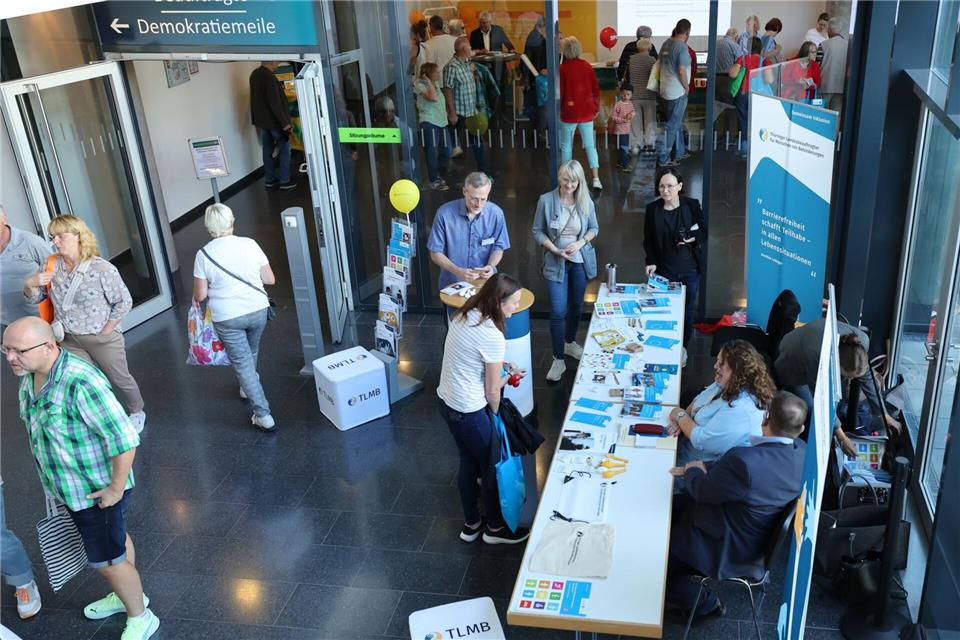 Offener Landtag – Bürger diskutieren mit Politikern Besucher konnten hinter die Kulissen der Parlamentsarbeit schauen.Bodo Schackow/dpa