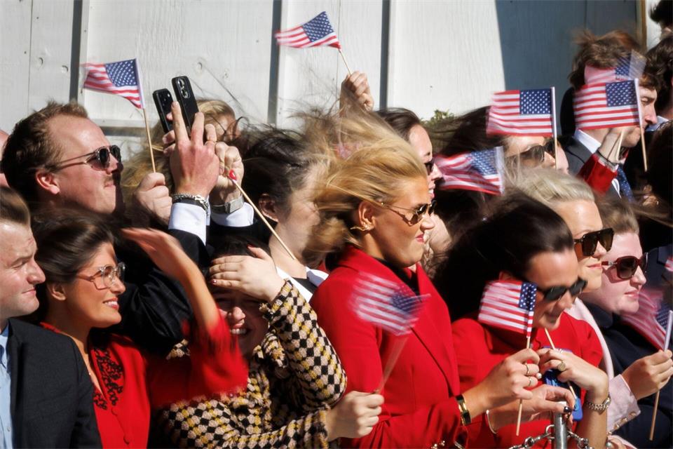 Besucher mit amerikanischen Fahnen beobachten, wie US-Präsident Trump vom Südrasen des Weißen Hauses an Bord der „Marine One“ abhebt.Tom Brenner/AP/dpa