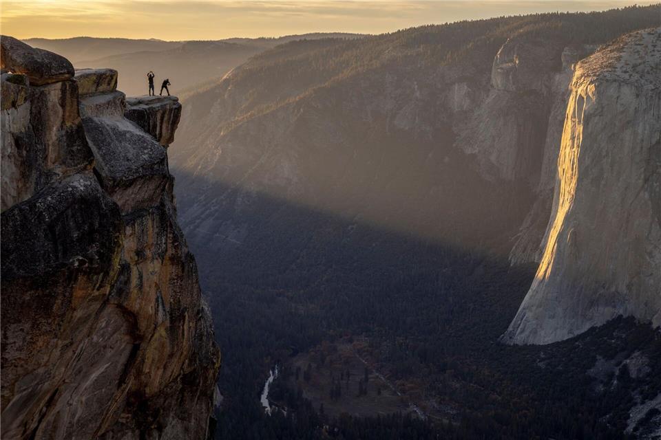 Besucher posieren für ein Foto auf einem Felsvorsprung in der Nähe von Taft Point im Yosemite Nationalpark in den USA.Stephen Lam/San Francisco Chronicle via AP/dpa