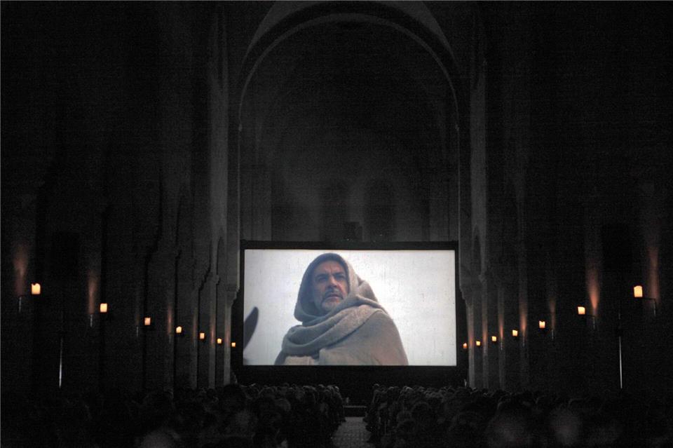 Besucher schauen sich einst im Kloster Eberbach den hier teils gedrehten Film „Der Name der Rose“ an. (Archivbild)picture alliance / dpa