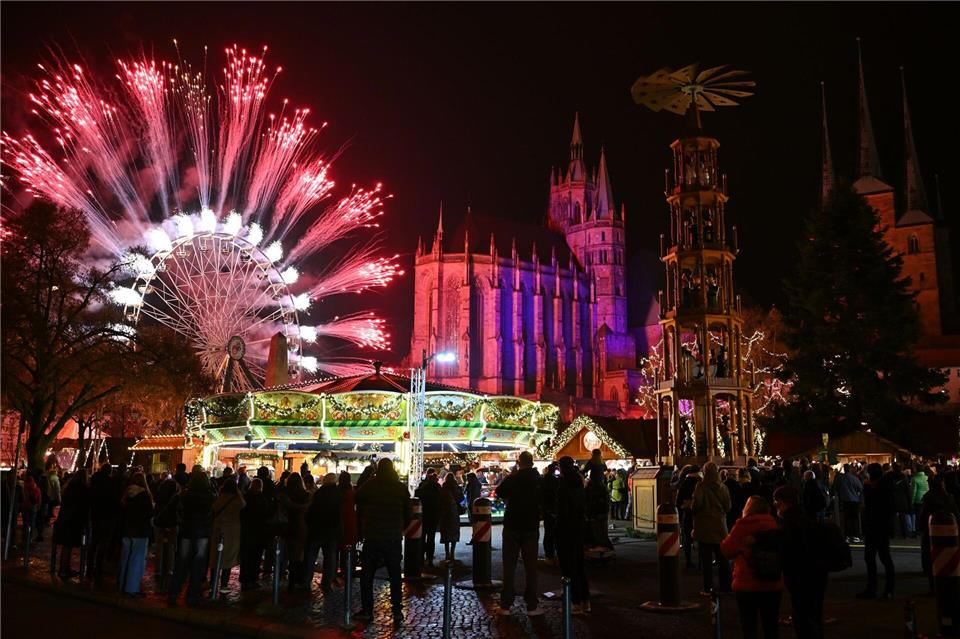 Besucher schlendern über den frisch eröffneten Erfurter Weihnachtsmarkt.Martin Schutt/dpa