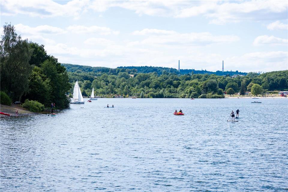 Besucher segeln und Paddeln auf dem Bostalsee. Laszlo Pinter/dpa