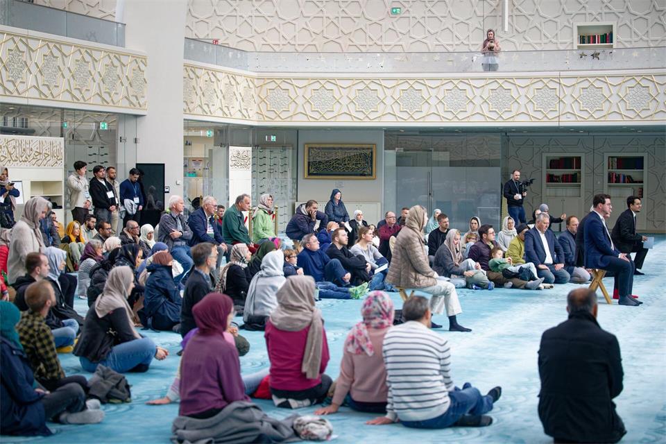 Besucher sitzen am bundesweiten Tag der offenen Moschee im Gebetsraum der Kölner Zentralmoschee. (Archivbild)Henning Kaiser/dpa