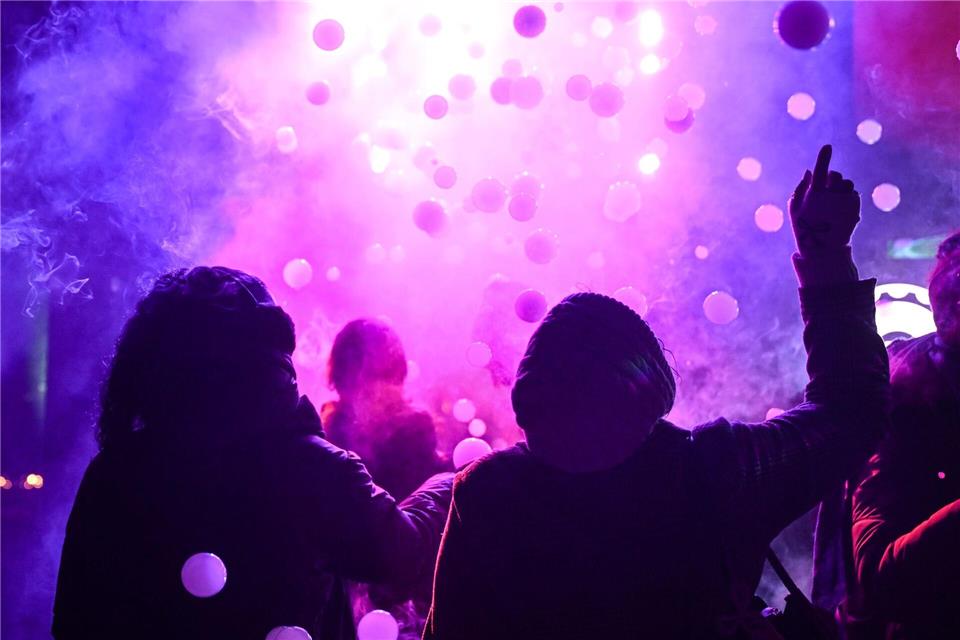 Besucher tanzen in der sogenannten Wichtel-Disco.Britta Pedersen/dpa
