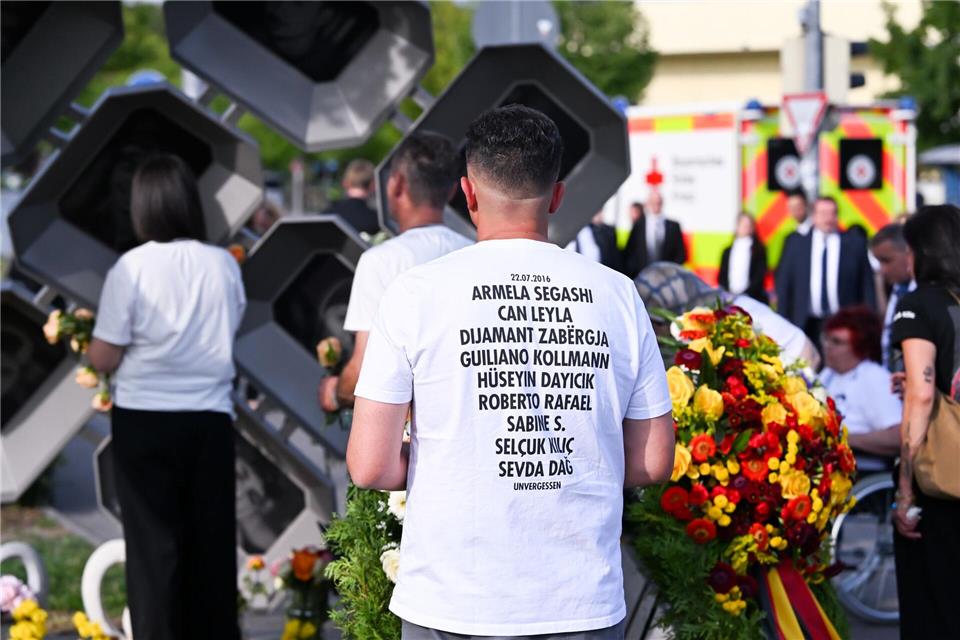 Besucher tragen T-Shirts mit den Namen der Opfer.  Sven Hoppe/dpa
