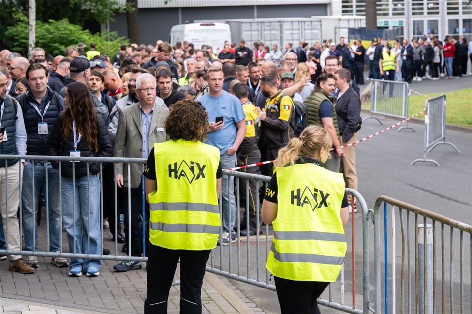 Besucher warten zu Messebeginn auf der Messe Interschutz vor der Halle 15.Julian Stratenschulte/dpa