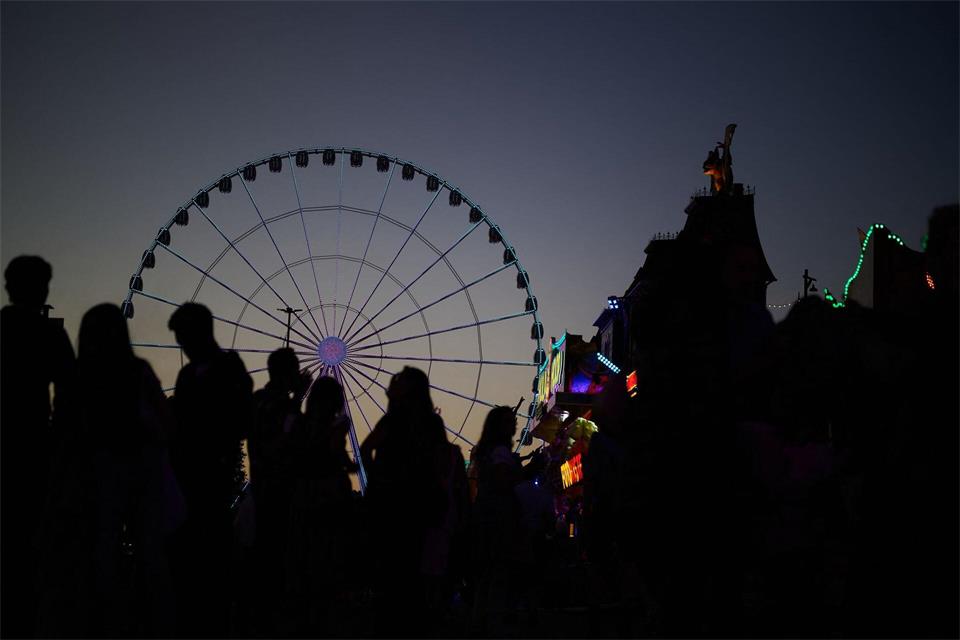 Besucher zeichnen sich vor einem Riesenrad auf dem Cannstatter Volksfest ab.Marijan Murat/dpa