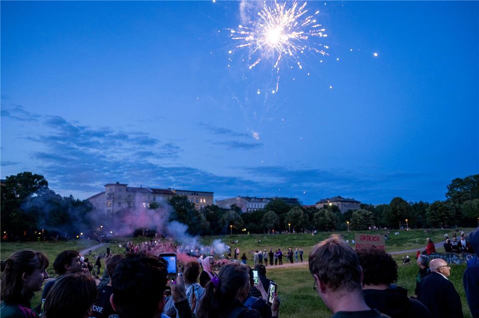 Besucher zündeten auch Feuerwerk.Christophe Gateau/dpa
