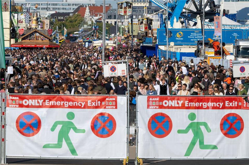 Besucherinnen und Besucher drängen sich hinter Notausgängen durch die Gassen des Oktoberfests.Peter Kneffel/dpa