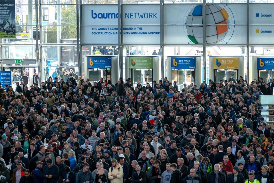 Besucherinnen und Besucher warten am Eingang der Bauma. Vor allem die Zahl der Gäste aus dem Ausland stieg deutlich. Leonie Asendorpf/dpa
