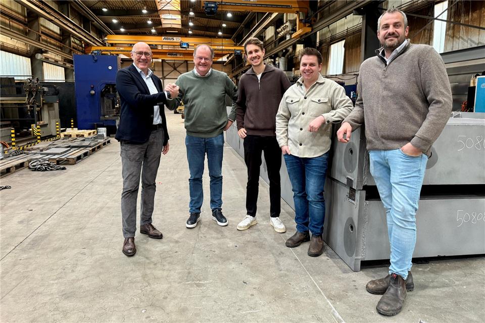 Betonen ihre Zufriedenheit mit dem Betriebsübergang (von links) in einer Halle, die Proweco von Fooke übernommen hat: Johannes Fooke, Theo Heitkamp, Hendrik Fooke, Alexander Grave und Jens Franzmann (beide Proweco).