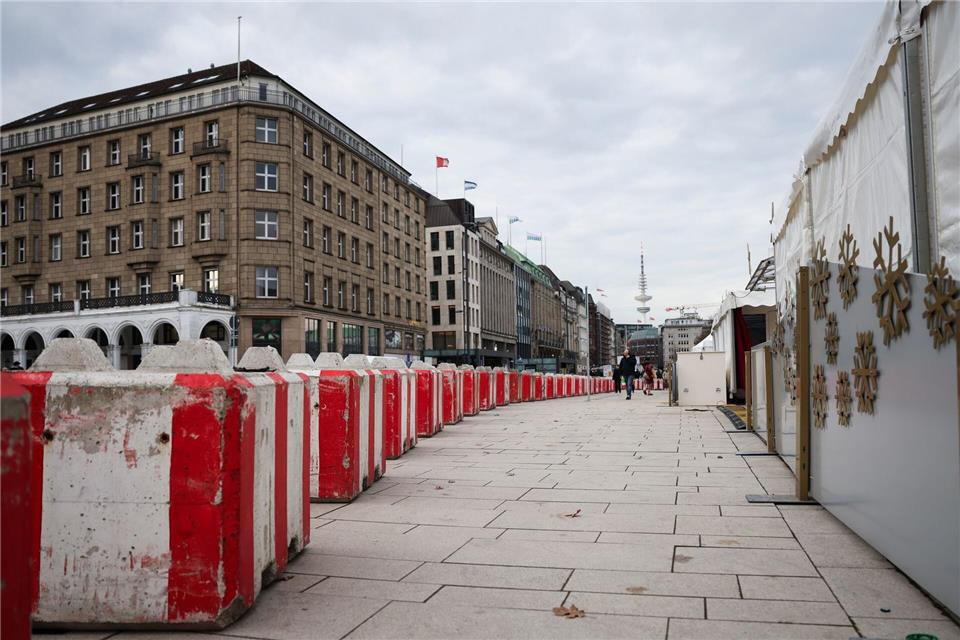 Betonklötze sind in der Hamburg Innenstadt aufgestellt. Christian Charisius/dpa